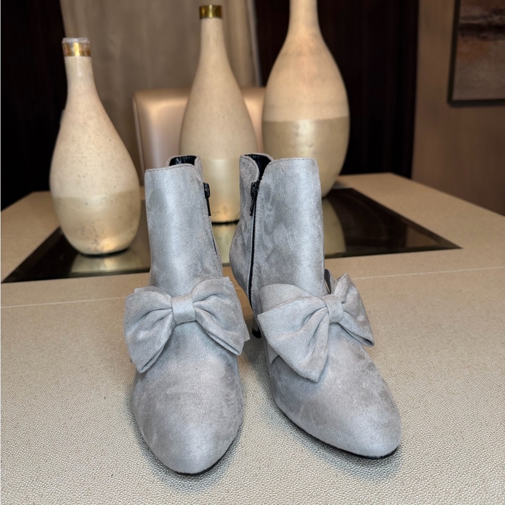 Elegant Gray Ankle Boots with Bow